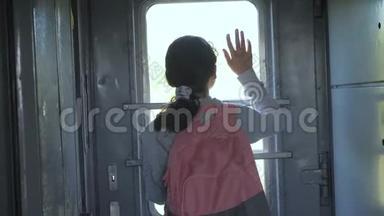小女孩的生活方式是一个背包客乘火车旅行。 旅游运输铁路概念。 旅游学校